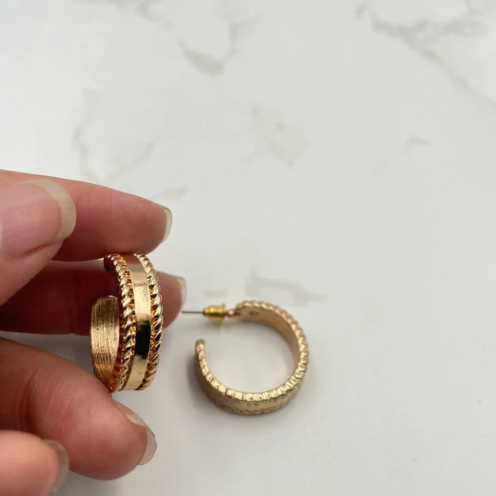 Vintage Gold Tone‎ Wide Hoops Earrings Rope Edge Dome Chunky Post Back Retro 80s